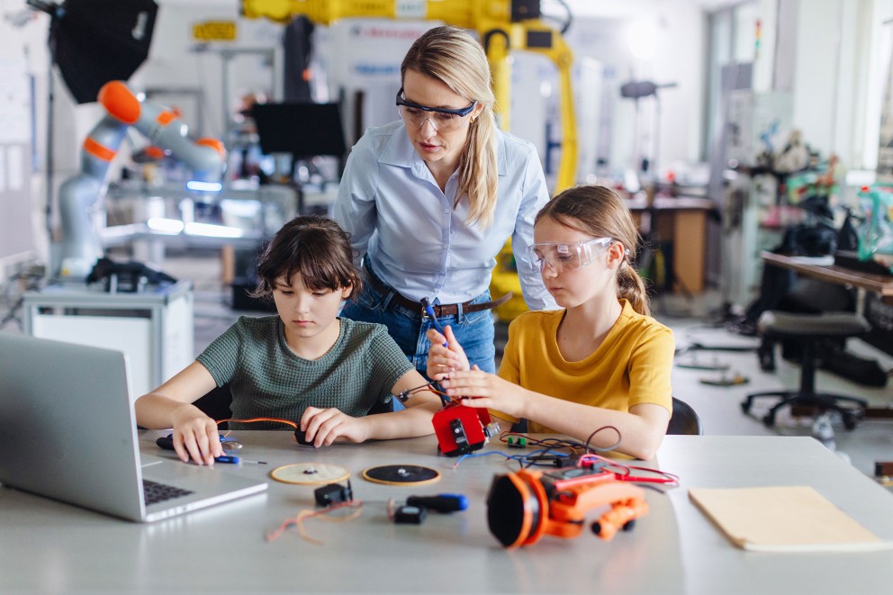 Teacher-in-electronics-lab-with-young-students